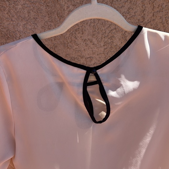Keyhole Blouse - Picture 3 of 5